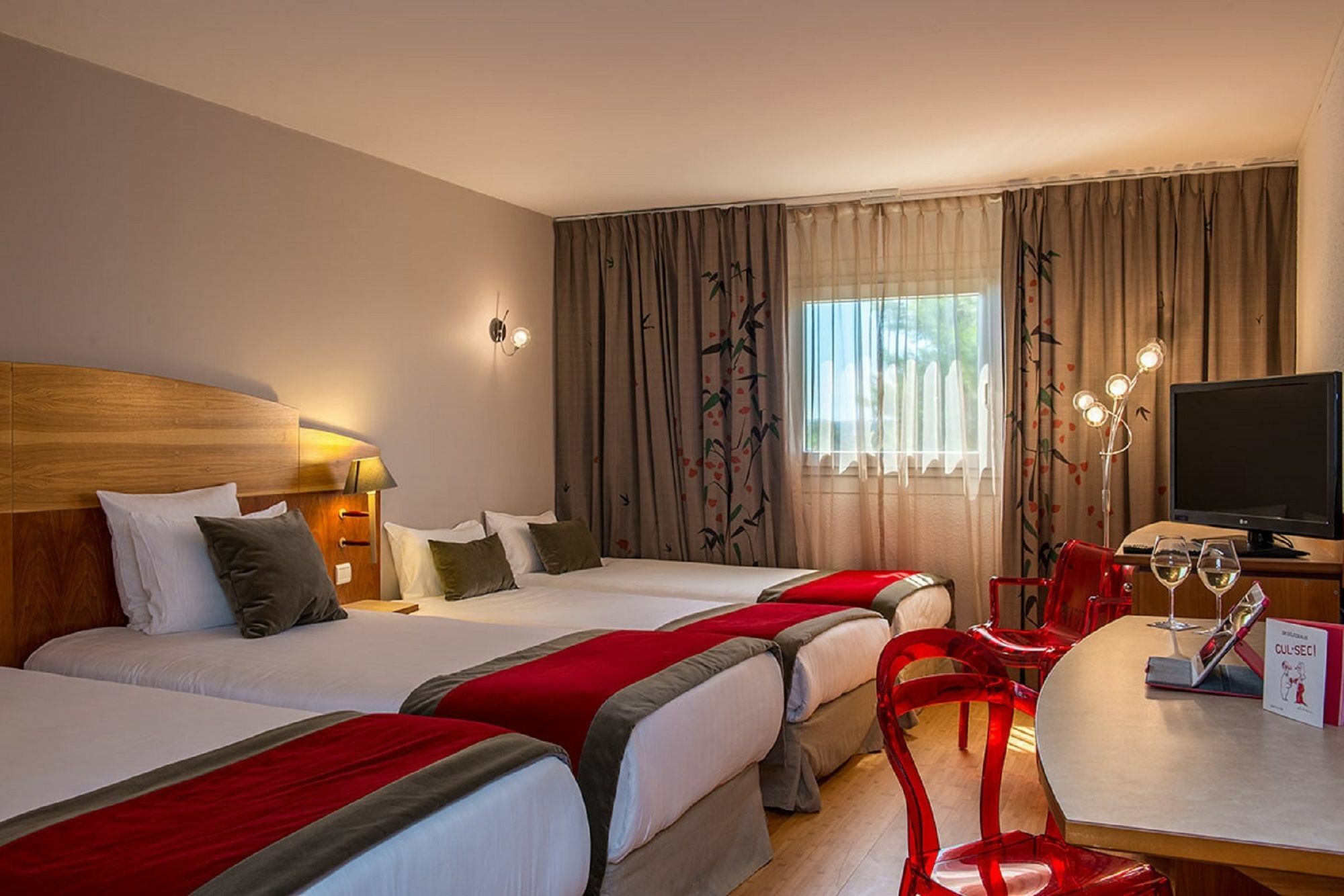 נים Hotel C Suites Chambres Spacieuses מראה חיצוני תמונה